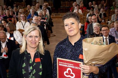 Diabetessygeplejerske Linda Knappe (t.h.) har i år gjort sig fortjent til Diabetesforeningens Behandlerpris 2023. Ved prisoverrækkelsen på Christiansborg holdt foreningens forskningschef, Tanja Thybo, en tale til prismodtageren.