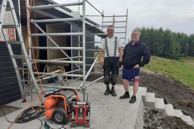Tømrermester Asger M. Svendsen og til højre Kent Ullerup, formand for Arnborg Borgerforening ved udvidelsen af toilettet med bruser og omklædningsrum ved Arnborg Badesø. Et gelænder skal sættes op ved trappen ned til badesøen.