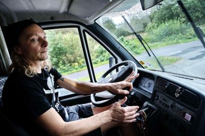Morten Madsen er flyttet ind i en autocamper, og det er ganske praktisk, når man skal på jagt - eller til fest på gymnasiet.