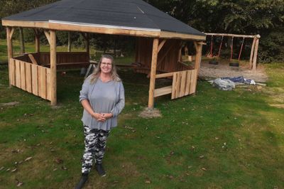 Kirsten Bøgh Pedersen ved den næsten færdige bålhytte, som Børnehuset Tusindfryd kan indvie, efter familier og virksomheder i Fasterholt har givet 100.000 kroner til landsbyens private daginstitution.