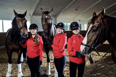 Søstrene Theresa, Margaretha og Sofia Rosenkilde med hver sin konkurrencehest: den 12-årige vallak Blue Horse Zwobber, den 12-årige vallak Tiger G og den 9-årige pony-hingst Cosmo Royale. Foto: Chresten Bergh