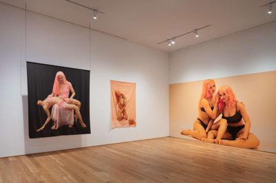 Den svenske kunstner Arvida Byström optræder på fotografier med en sexdukke, hun har indkøbt til formålet. Foto: David Stjernholm