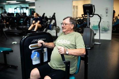 Henry Olesen fra Tjørring er hjertepatient, og han rykker flittigt i styrketræningsmaskinerne, når han dyrker motion. Det gør han gerne sammen med andre fra Hjerteforeningen Herning.
