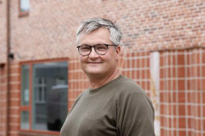 Varmestueleder Anders Stagis forklarer, at det er en mindre gruppe, som står for balladen uden for varmestuen.