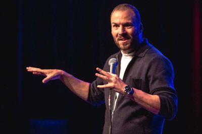 Den danske komiker Simon Talbot er blevet far for første gang. Måske der kommer nyt standup-materiale ud af det nye familiemedlem. Foto: Nikolaj Bransholm/Ritzau Scanpix