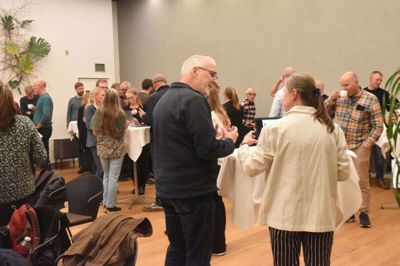 Der var mange, der var utilfredse med formen på informationsmødet i aftes på Hotel Dalgas, hvor der ikke var spørgsmål i plenum. De fremmødte var i stedet henvist til at forhøre sig ved små caféborde. Foto: Flemming Thulstrup