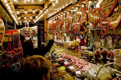En følelse af hygge breder sig, når kunsthåndværk og kulinariske delikatesser venter på rad i de smukke nordiske hytter mellem Südermarkt og Nordermarkt i Flensborg.