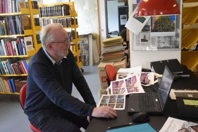 Jens Sandahl er en af de trofaste frivillige på Lokalhistorisk Arkiv. Lige nu er han i gang med at sortere og registrere materiale vedrørende Strøget i Ikast. Foto: Flemming Thulstrup