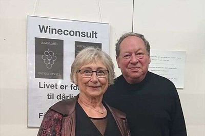 Ole Aagaard, der tidligere har været ledende overlæge i Herning, står sammen med sin hustru Inger Nørgaard bag vinfirmaet wineconsult.dk - som blandt andet sælger det, de betegner som sunde vine.