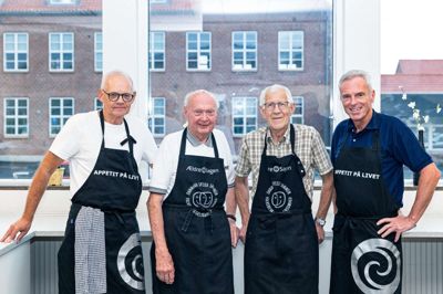Der er liv og glade dage i køkkenet, når de 12 mænd på Ældre Sagens madlavningshold kokkererer. Her er det Lars Johansen (t.v.), Børge Nielsen, Johannes Søndergaard og Henrik Baisner.