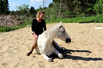 Karina Olsen driver landstedet Skygge Skovsøgaard, som blandt andet tilbyder traumebehandling til heste. Netop derfor vækker det mulige overgreb ekstra meget frygt. Her ses hun i sommeren 2021 med en anden hest.