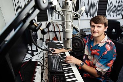 Fra sit hjemmestudie i Ikast producerer Jonas Hoffmann Buelund musik til playlister, der får millioner af afspilninger hver måned. Foto: Chresten Bergh