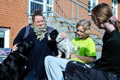 Mette Maibom og skolehundene Ziggy og Zenta sammen med de to 13-årige piger Sofia Bach Laursen fra Feldborg-området og Alberte Birkkjær fra Aulum.