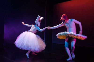 Fools Paradise er en teaterforestilling, som er skabt ud fra kunstneren Michael Kviums univers. Foto: PR-foto