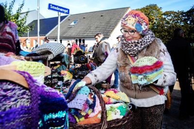 77-årige Jytte Larsen har været med til Duedag i Ejstrupholm i mere end 25 år. Hun sælger blandt andet farvestrålende huer, som hun selv hækler.