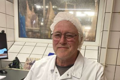 I dag bliver Bent Jensen fejret for 40 år på Danish Crown. Men faktisk har han været i slagteribranchen i 50. De første 10 år var bare på Østjyske Andelssvineslagterier i Hadsten, hvor han kom i lære i 1973.