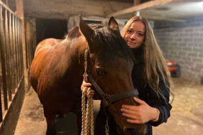 Maja Vinter får måske snart udsigt til 170 hektar solceller. Det var ikke derfor, hun i februar flyttede til Abildå. Drømmen om at have egen bolig med heste i baghaven var blandt det, der lokkede hende herud, for det kan noget helt særligt at have sine to heste tæt på sig. Her står hun med hesten Bacardi, der er den mest »fotogene« af de to, som hun siger.