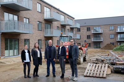 Herning Folkeblad fik mandag en rundvisning på Knuthenborgvej af nogle af de involverede i projektet. Fra venstre ses Denise du Prie og Vibeke Graversen fra Pilea Estate, Povl Hollenvad og Stine Kilde fra Nybolig samt Steen Zaulich fra Zasa Ejendomme. Foto: Karen Storm