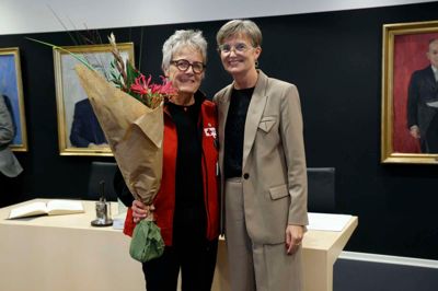 Borgmester Dorte West (V) delte blomster og verbale roser ud til Sinikka Kangas Larsen fra Røde Kors Herning, da Herning Byråd tirsdag overrakte dets pris for frivilligt arbejde 2023.