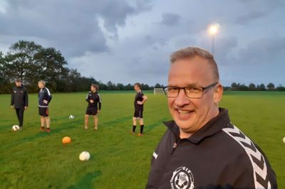 Brian Johansen tog initiativ til at genoplive old boys fodbold i Studsgård. De træner en time hver torsdag aften, og hyggen er det vigtigste ved det, fortæller Brian Johansen. På de gode aftenener har de været 10 til træningen, der foregår sammen med seniorspillerne i Studsgård GIF.