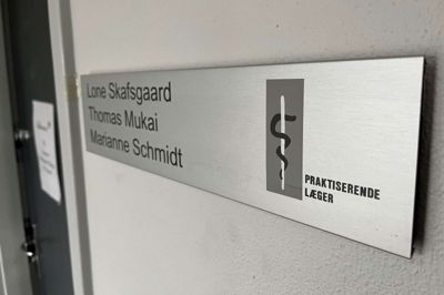 74-årige Birgit Nielsen har været patient i det samme lægehus, siden hun blev født i 1949. Nu er hun ikke længere velkommen.