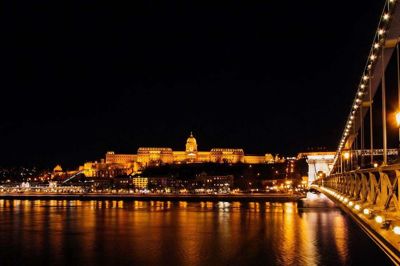Budapest er en utrolig smuk by og det bliver bestemt ikke ringere af de mange lys og gran, der er pyntet med overalt.