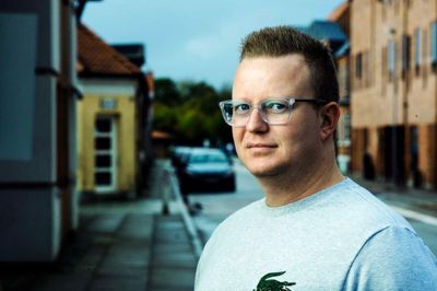 Martin Iversen bor i Bethaniagade, som er blevet markant forandret, efter at den nye varmestue åbnede. Vold og uro skaber utryghed, og Martin Iversen har besluttet at flytte væk fra gaden, så hans børn ikke skal opleve mere.