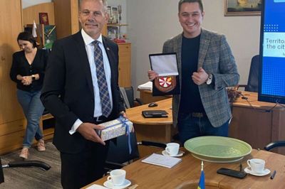 Kommunaldirektør Flemming Storgaard havde Ikast-Brandes byvåben med til borgmesteren Yevhenii Velichko i Voznesensk samt løfte om 100 bærbare computere. Foto: Privatfoto