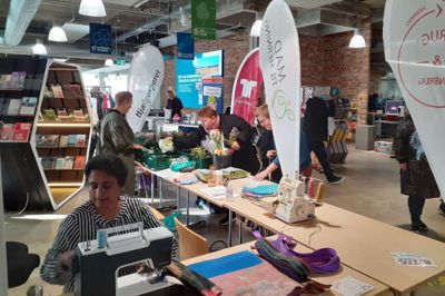 Bæredygtighedsdagen på Biblioteket i Herning viste et bredt udsnit af den indsats frivillige foreninger som her Boomerang-poser og Mad Til Herning, boligforeninger, virksomheder og Herning Kommune gør for at fremme bæredygtighed.