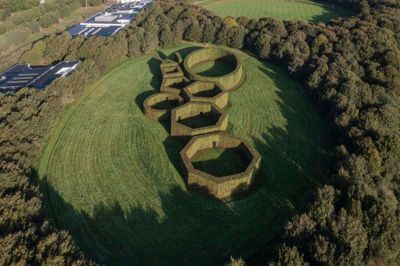De Geometriske Haver i Birk tager sig blændende ud fra luften. I Baggrunden ses Heart, Angligården, Carl-Henning Pedersen & Else Alfelts Museum samt Skulpturparken. Foto: Christian Ingemann