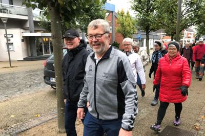 Ingolf Brandt er formand for Hosekræmmerne, og han går i spidsen for holdet mandag formiddag, der ofte går via mere ukendte stier og stræder på deres tur igennem Vildbjerg by.
