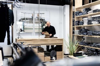 Søren Skyt studerer hulkortet, der er hemmeligheden bag sømandstrøjens 100-årige succes. Foto: Chresten Bergh