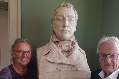 Bente og Erik Harbo, som forestod bogpræsentationen på Herningsholm ses her med Th. Steins gipsbuste af digterpræsten imellem sig. Tilsvarende buster, blot i bronze og ude i det fri, kan ses i Viborg og Randers. Foto: Kurt H. Jørgensen