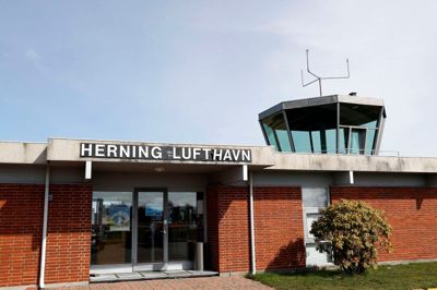 Blækket på ny miljøgodkendelse til Herning Lufthavn er knap tørt, før de anvendte regler viser sig at være forældede.