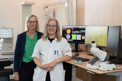 Chefsygeplejerske Dorte Banner Pedersen og cheflæge Mette Slot Nielsen står klar i den nyindrettede øjenklinik på Regionshospitalet Gødstrup.
