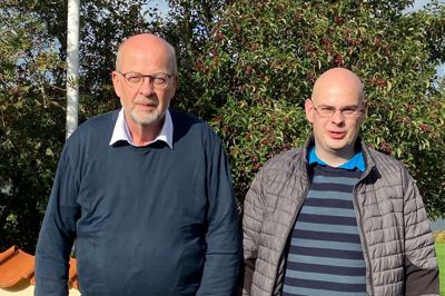 Far og søn mødte hinanden for første gang. - Vi minder meget om hinanden. Vi står på samme måde med vores arme. Vores ansigter og øjne ligner, og vi minder også meget om hinanden af sind, siger Carsten Villemand Nielsen efter mødet med Kristian Hagelskær Eybye.