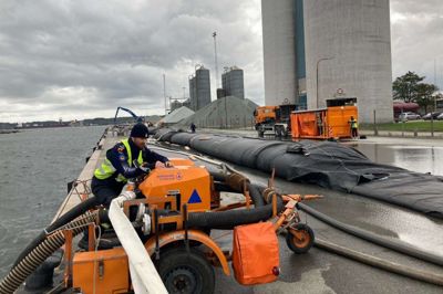 Der bliver arbejdet ved havnen i Aabenraa for at få de mobile vanddæmninger på plads, inden vandstanden stiger.