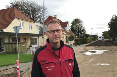 Henrik Bendtsen er indehaver af el-firmaet HB Connection med tilhørende butik. Firmaet har indkørsel fra tre veje, der alle er og har været omfattet af kloakprojektet.