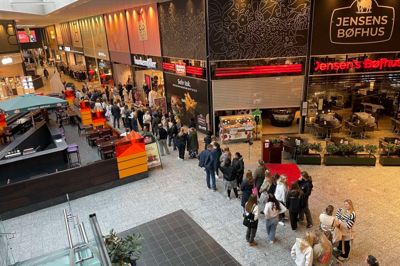 Der blev delt popcorn og sodavand ud til folkene i den lange kø. Butikken lukkede kun et par håndfulde ind ad gangen, så der ikke blev for proppet og kaotisk.