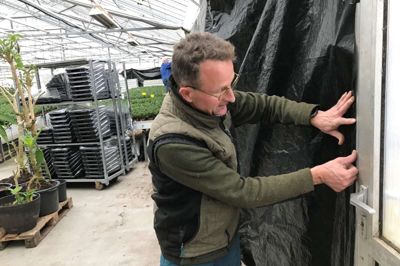 Mogens Lindvig - indehaver af Lindvig Greenhouse i Vildbjerg - blev genvalgt som formand for Vildbjerg Borgerforening. På billedet her fra efteråret er han i færd med at gøre klar til sidste »Uhyggens Gartneri« i sine drivhuse.