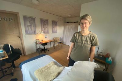 Terapeut Charlotte Boelskifte gør sig i en hel stribe af alternative behandlingsformer. Hun synes, der i dag er for meget fokus på symptombehandling, og at det er der, alternativ behandling kan tilbyde noget andet