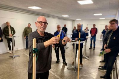 Johs. Poulsen (R) fik æren denne mandag, hvor vejret ikke tillod den helt store besigtelse af solcellerne, af at klippe snoren over til det grønne energiprojekt i Aulum.