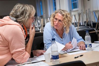 I år er sidste revy for Dorthe Sørensen (t.h.), der her ses ved siden af hendes tidligere medinstruktør, Lis Madsen. Det er helbredet, der er den primære årsag til beslutningen, siger hun.