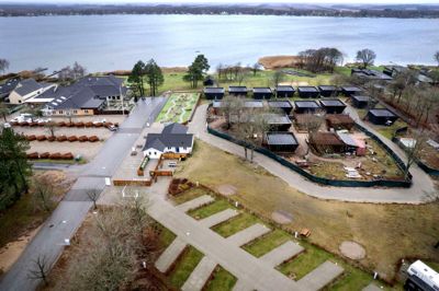 Sidste vinter var der fuld gang i byggeriet af hotelhytterne i Sunds Søcamp. Nu er de sidste snart opført, men på grund af stor efterspørgsel kigger ejerne allerede efter udvidelsesmuligheder, og pilen peger på et motel.