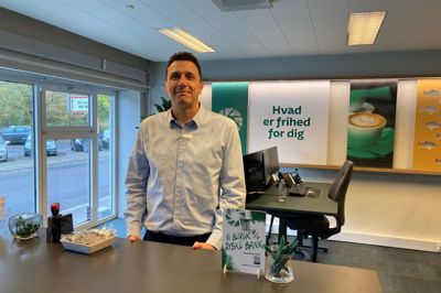Lokalerne hos Jyske Banks filial i Kibæk, der i mange år var Handelsbanken, har fået en overhaling med nye borde, interiør, skærme og mødelokaler, der er holdt i de grønne farver, som er karakteristisk for Jyske Bank.