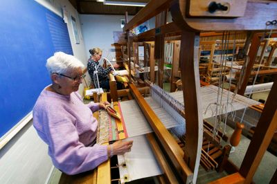 Kvinderne mødes hver tirsdag aften og torsdag eftermiddage. Her sidder Kirsten Kristensen, som kommer både tirsdage og torsdage og arbejder på et nyt projekt.