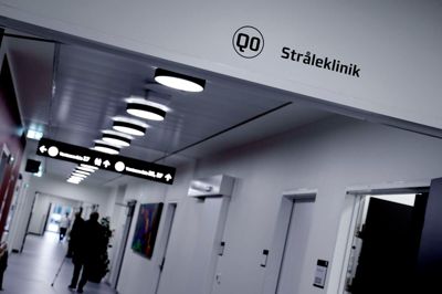 På stråleklinikken i Gødstrup er det ikke til at se, at det er Knæk Cancer-uge. Men det er med fuldt overlæg. For de personlige patientberetninger kan virke overvældende for nogle af klinikkens kræftpatienter.