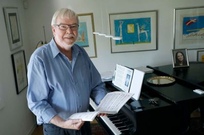 Aage Christiansen med partituret til »Vor kære jord« - musikken til åbningskoncerten.