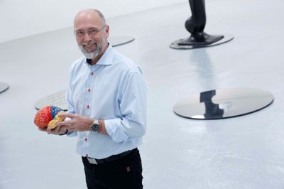 Peter Thybo, sundhedsinnovator og foredragsholder med mere, har udviklet modellen »Det dobbelte KRAM«. Den indeholder et helbreds-KRAM med de fire vigtige livsstilsfaktorer kost, rygning, alkohol og motion, og et mentalt sundheds-KRAM med fire vigtige faktorer for psykisk robusthed og modstandskraft: kompetencer, relationer, accept og mestring. (Tak til Carl-Henning Pedersen & Else Alfelts Museum for lån af lokaler)