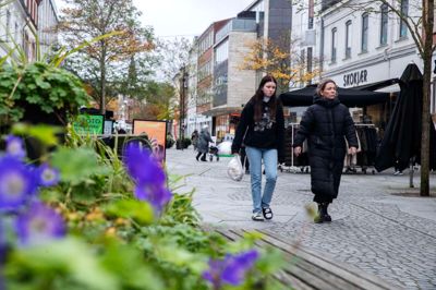 Fredag eftermiddag var avisen på gaden i Østergade for at møde helt tilfældige folk. Nogle skulle på biblioteket. Andre var på ferie i Herning. Nogle tredje ventede i kø på apoteket for at blive vaccineret, mens andre igen var på vej fra A til B. Det udnyttede Herning Folkeblad til at få en snak om, hvad sundhed betyder for den enkelte. Svarene viser, at borgerne har fokus på både det fysiske og mentale aspekt omkring sundheden, og at det meget handler om, hvad man fylder sin hverdag med.